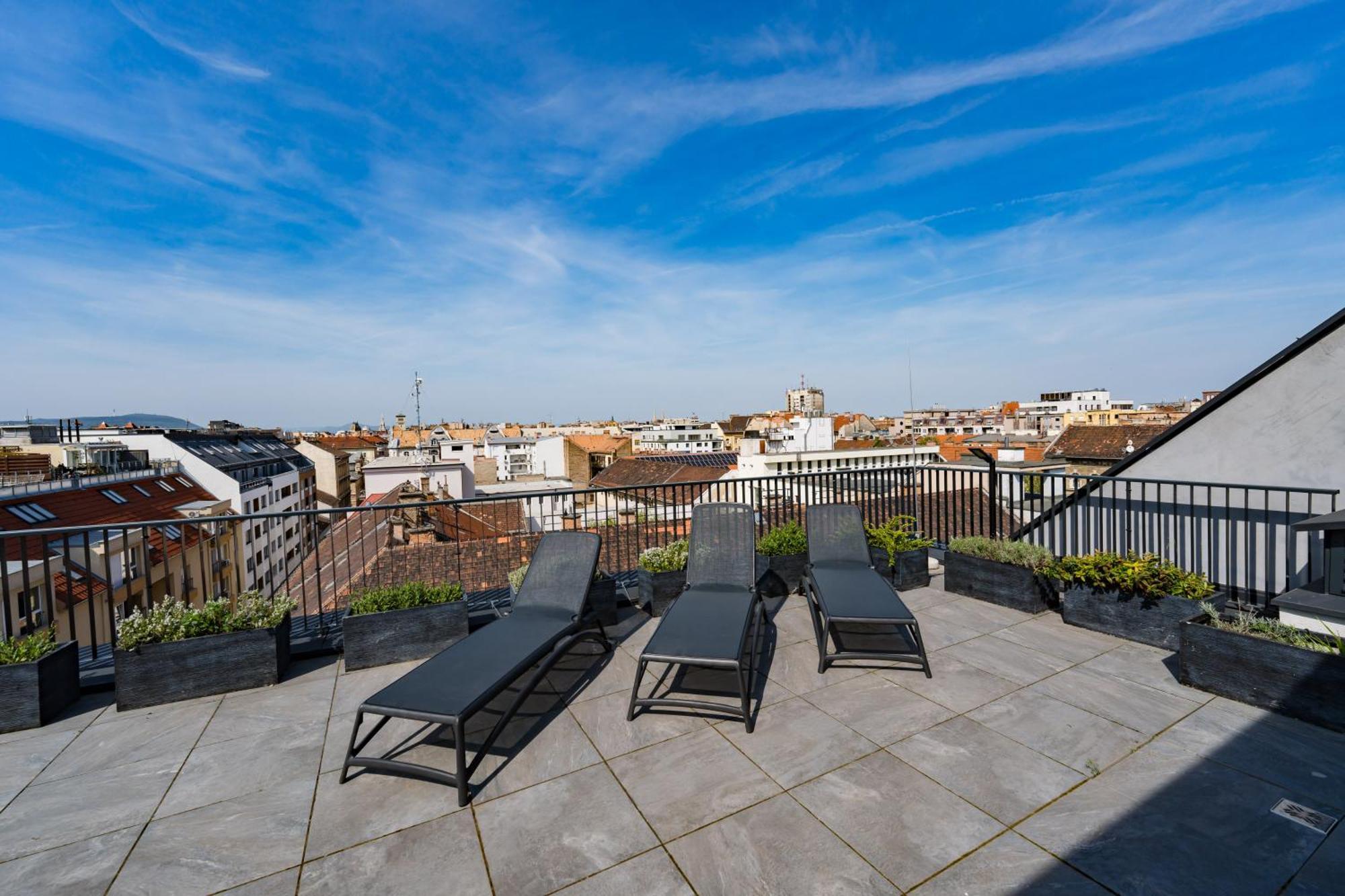 New Blue Danube With Balcony And Parking Apartament